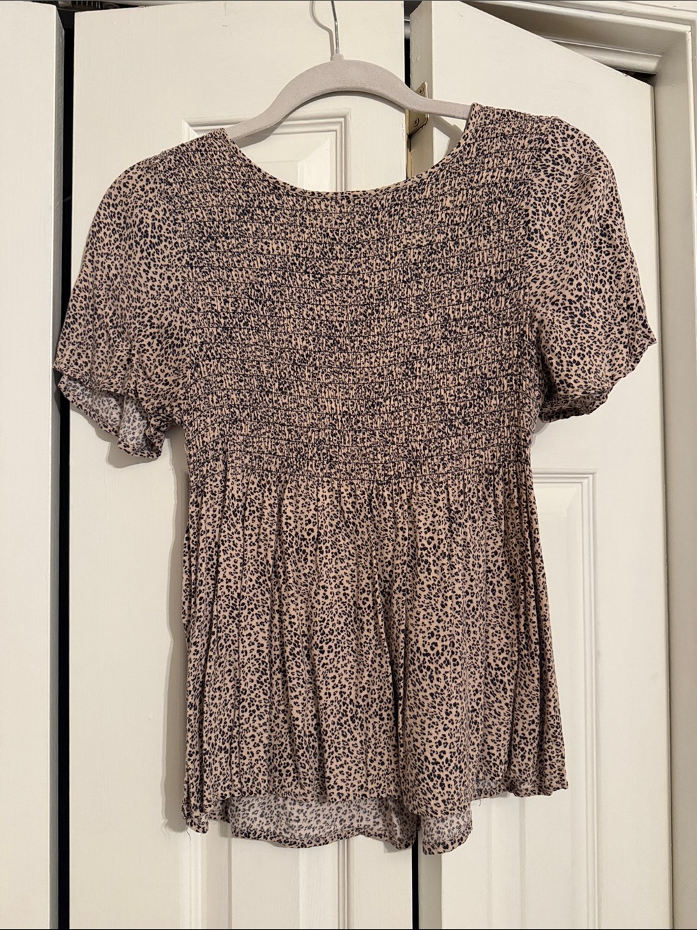 Womenās Leopard Print Short Sleeve Smocked Top